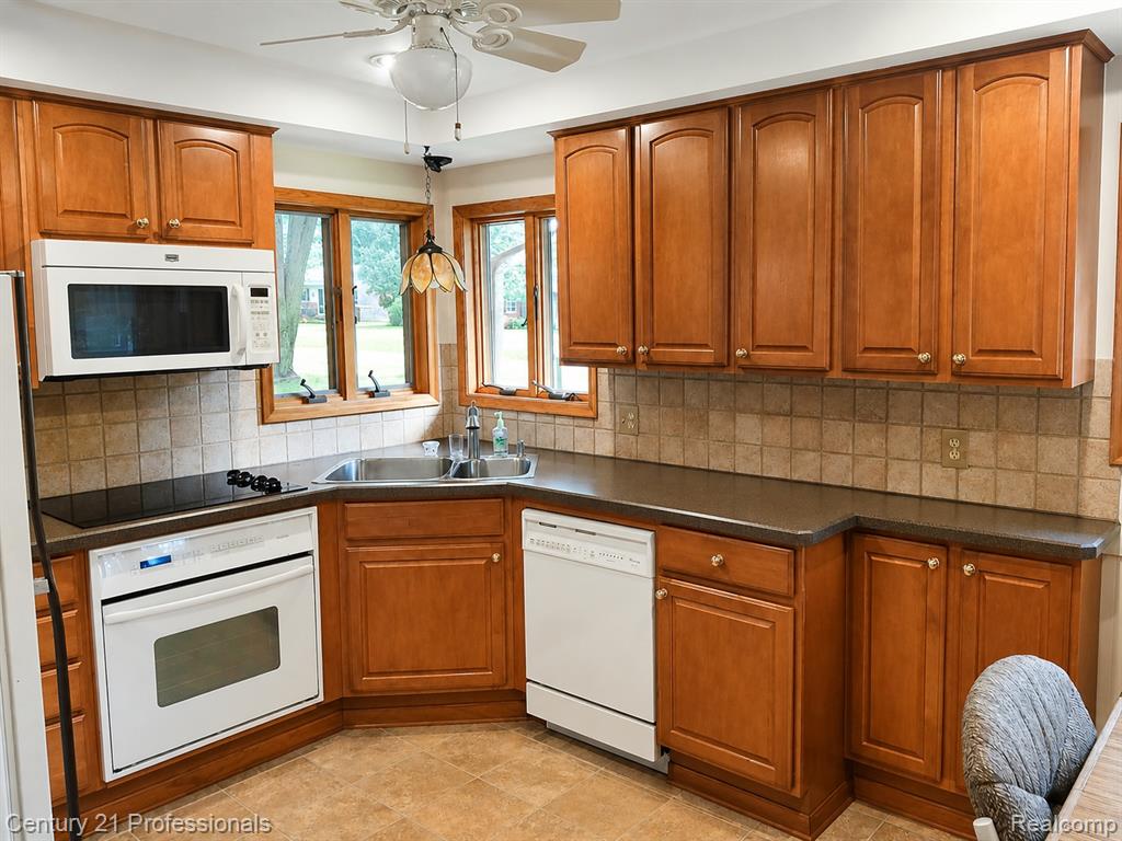 18625 Shadyside Street Property Photo 3