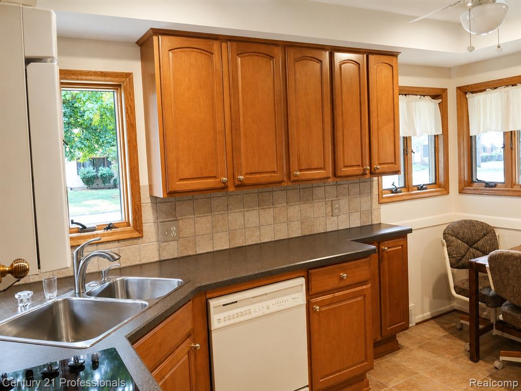 18625 Shadyside Street Property Photo 4