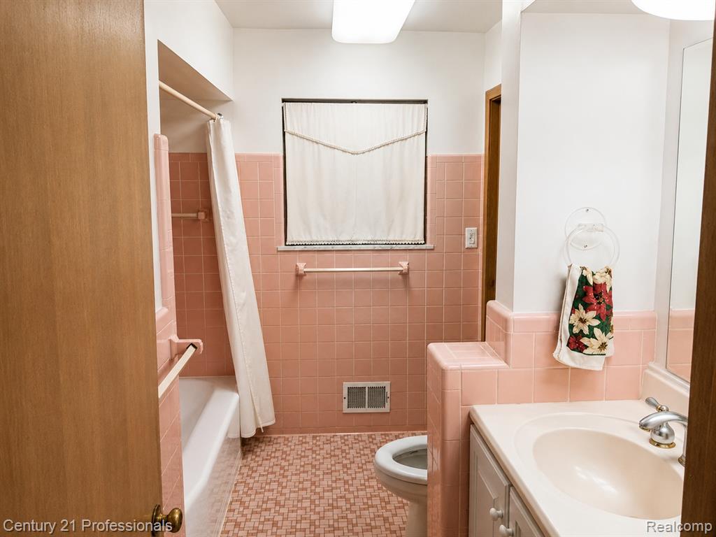 18625 Shadyside Street Property Photo 5