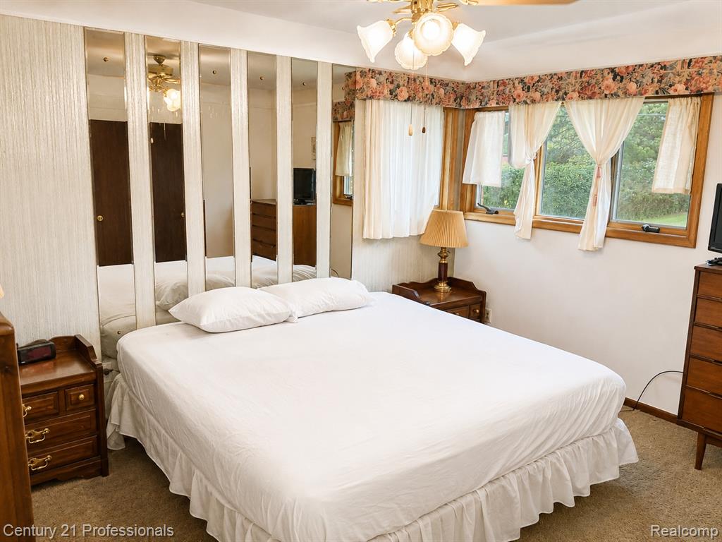 18625 Shadyside Street Property Photo 6