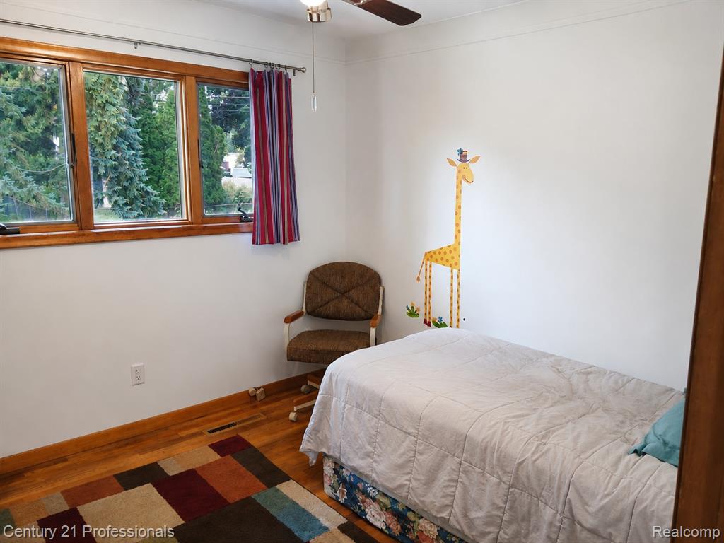 18625 Shadyside Street Property Photo 8