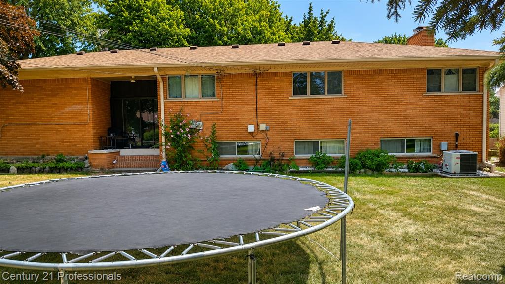 18625 Shadyside Street Property Photo 10