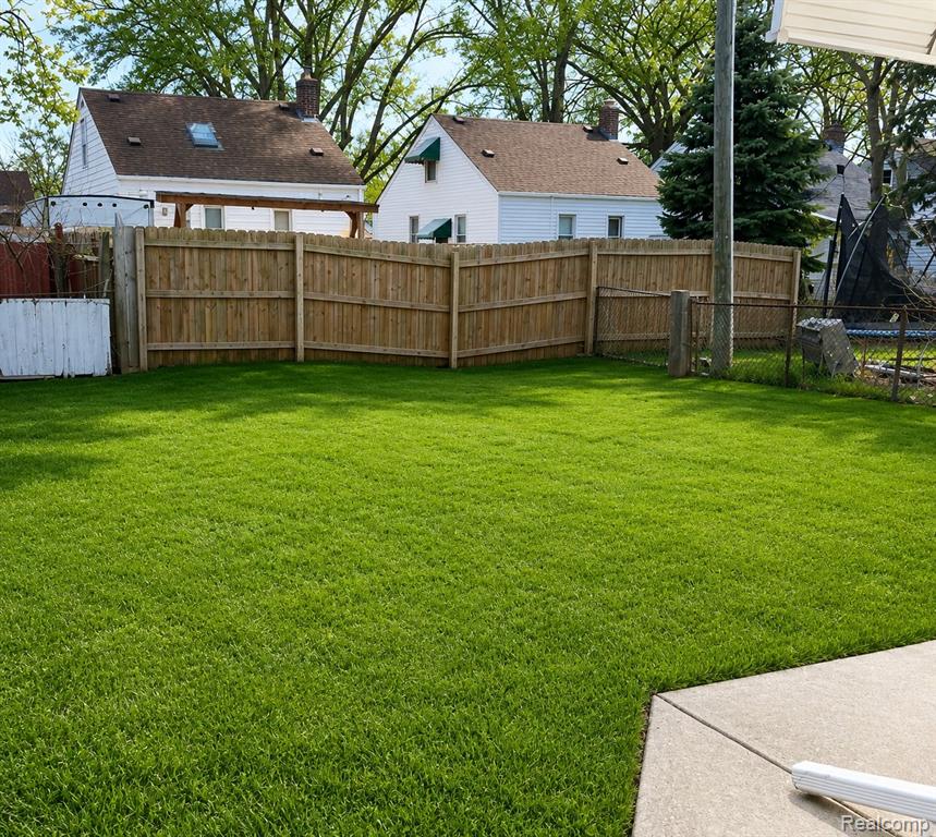 557 White Avenue Property Photo 3