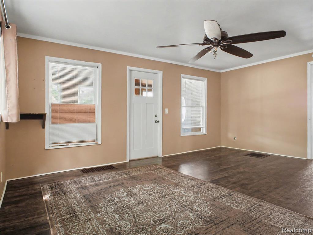 107 S Oak Street Property Photo 3