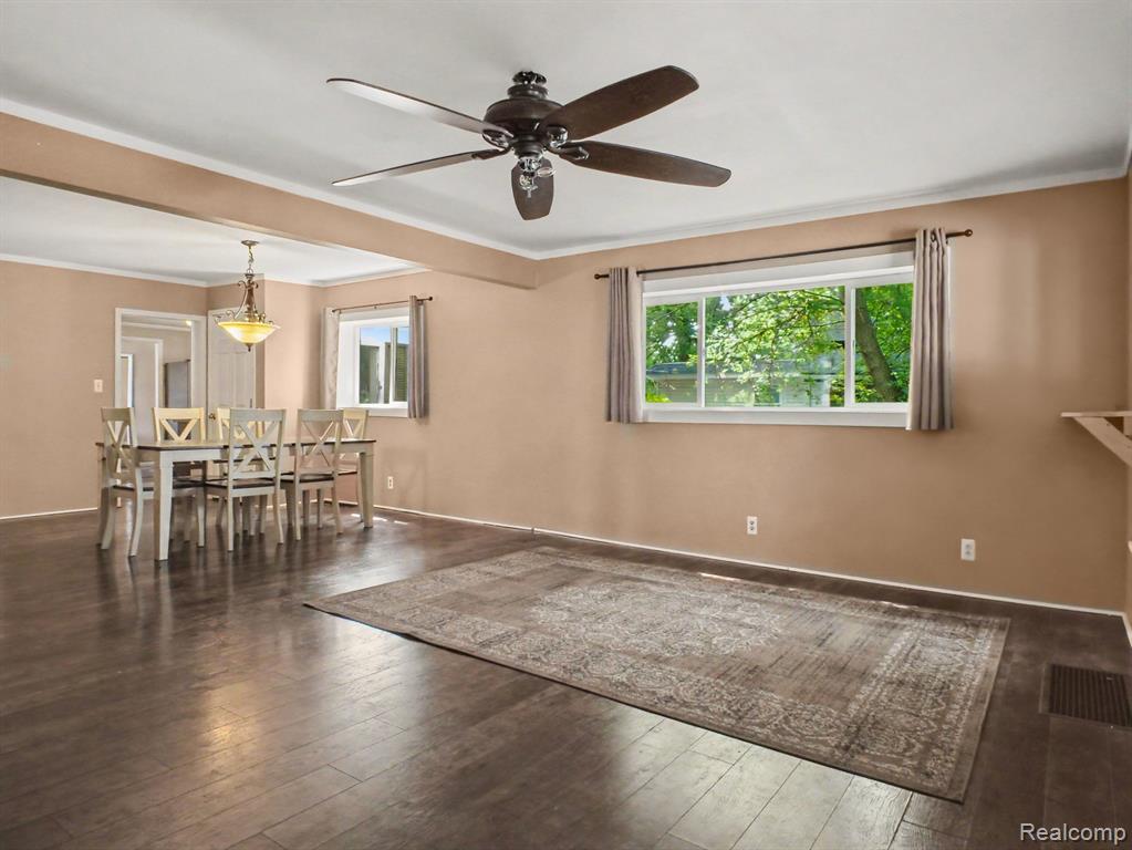 107 S Oak Street Property Photo 5