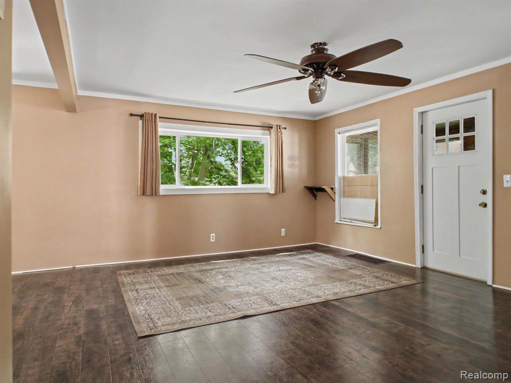 107 S Oak Street Property Photo 6