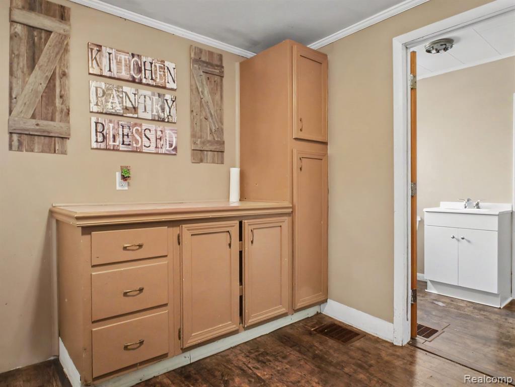 107 S Oak Street Property Photo 10