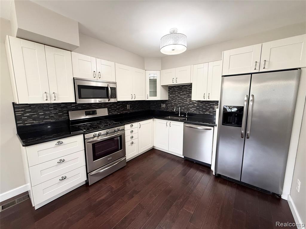 41732 Onaway Drive Property Photo 7