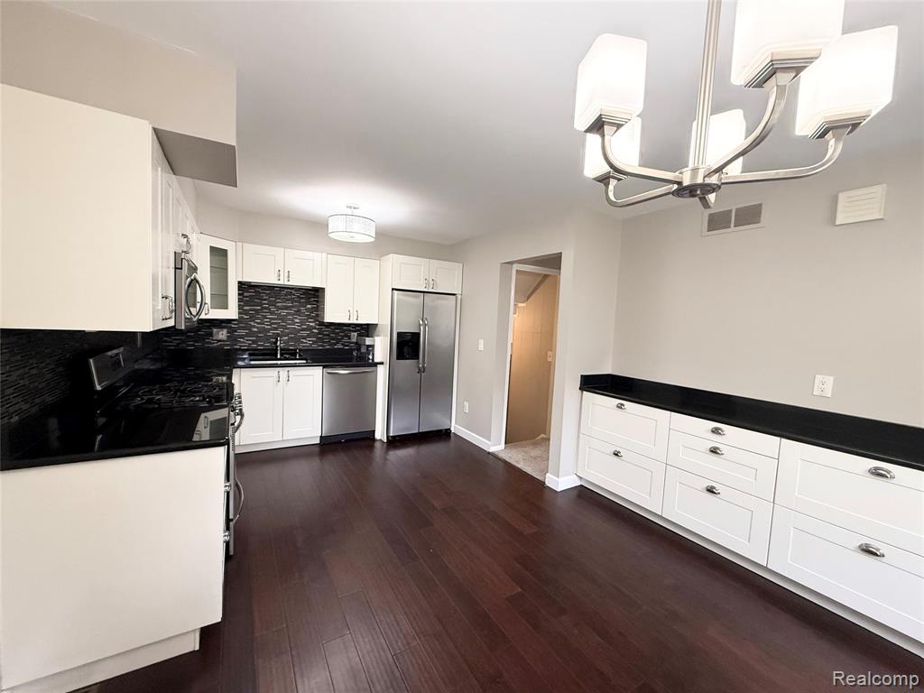 41732 Onaway Drive Property Photo 8