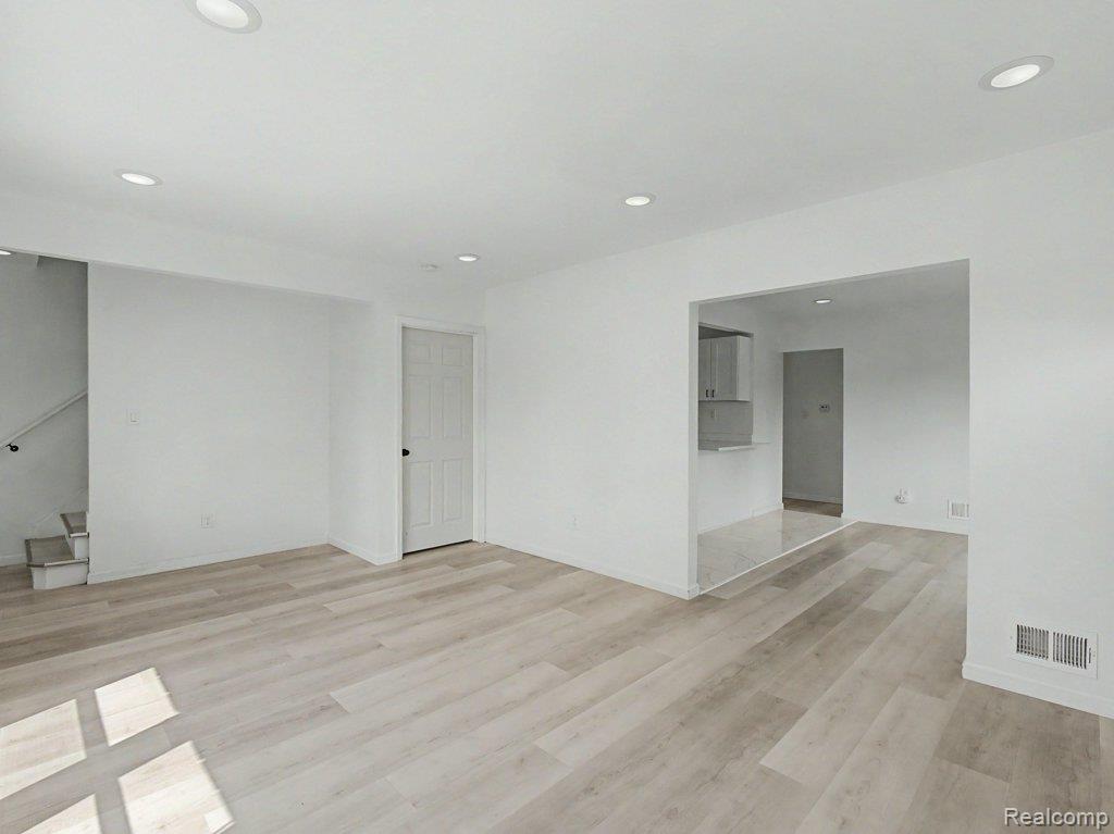 5584 Alter Road Property Photo 6
