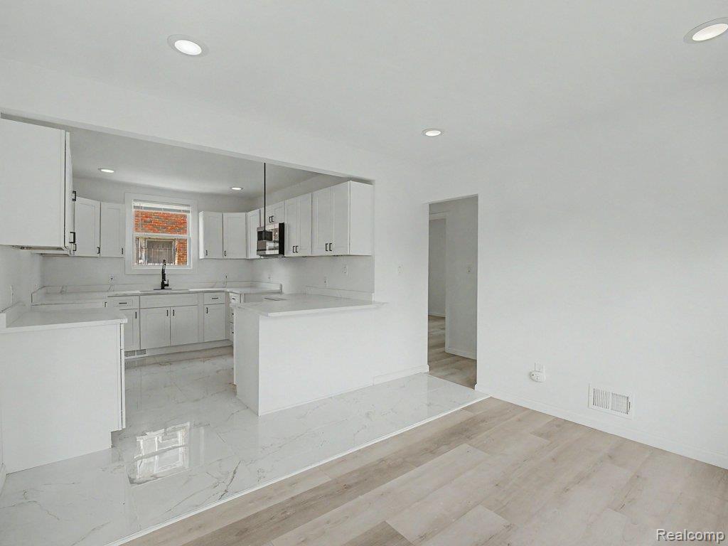 5584 Alter Road Property Photo 7