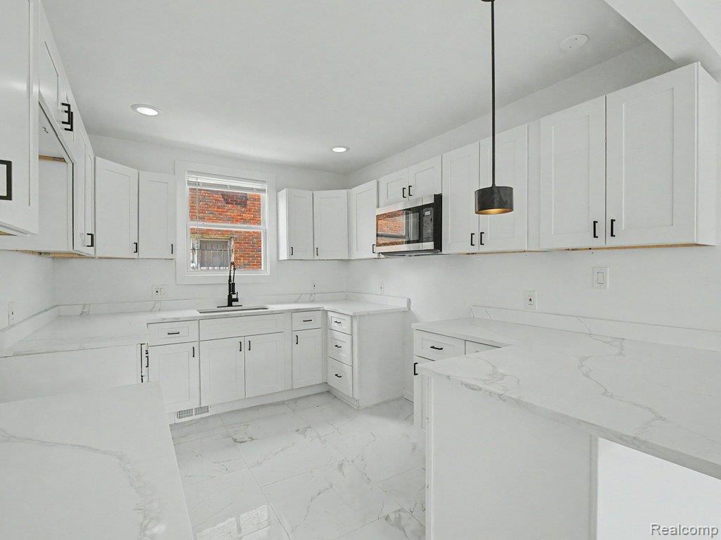 5584 Alter Road Property Photo 9