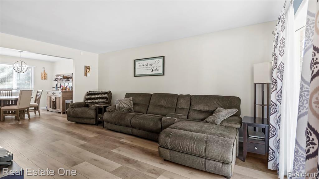 20272 Wellesley Street Property Photo 5