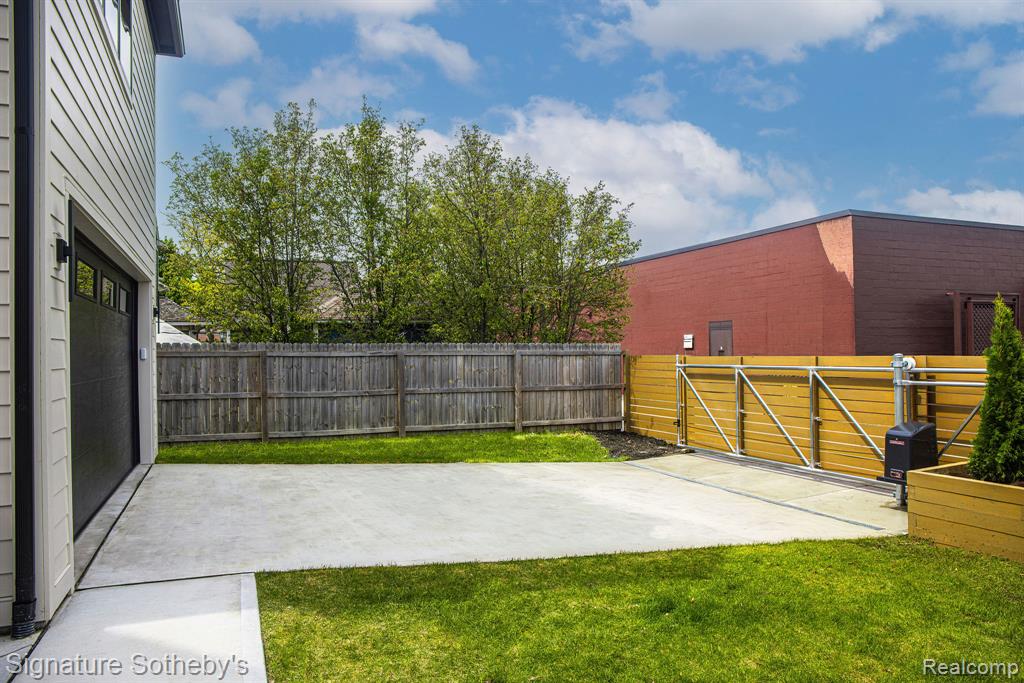 907 Ann Street Property Photo 31