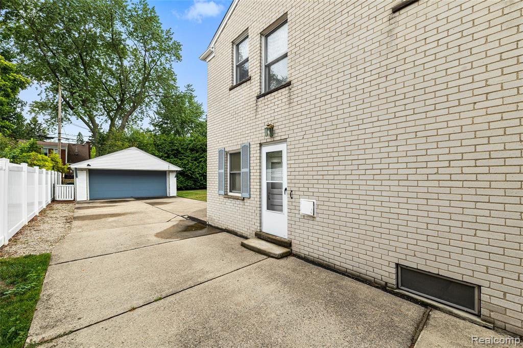 1877 Rosemont Road Property Photo 4