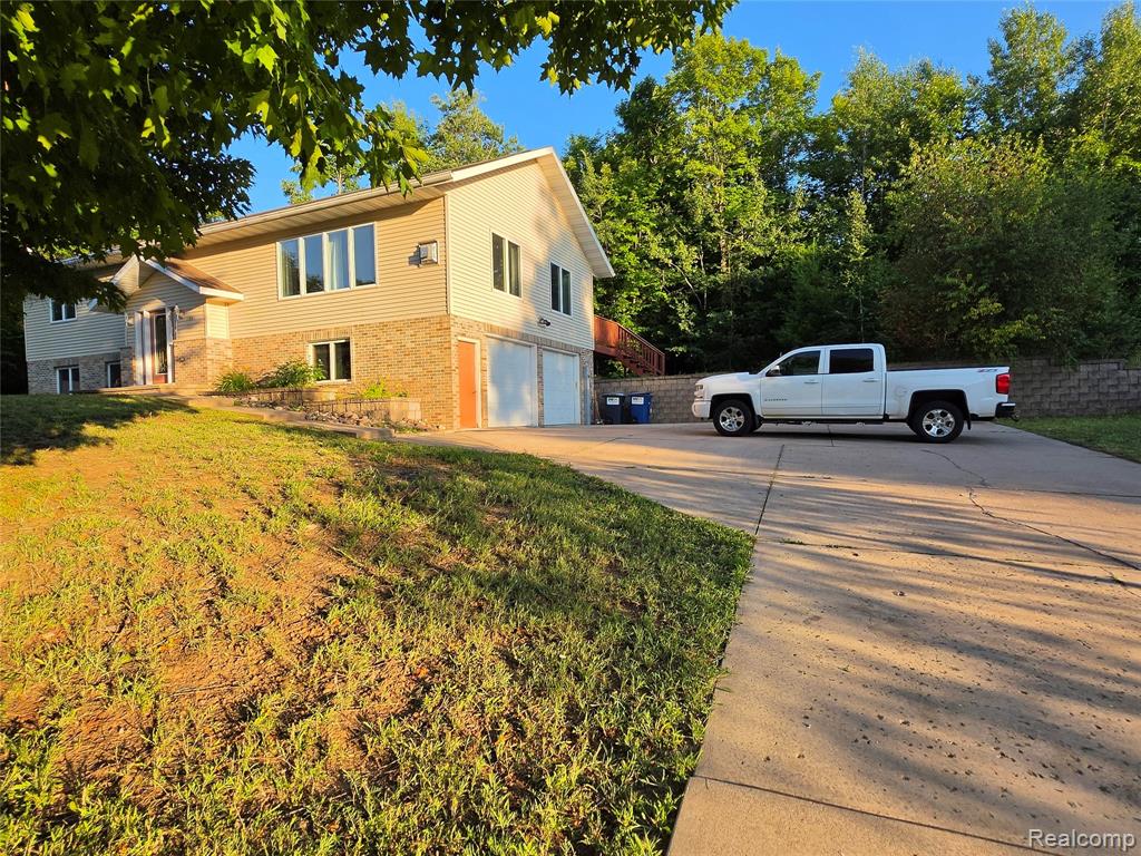 1901 Spruce Lane Property Photo 1