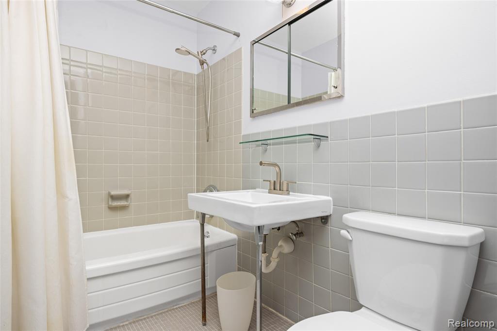 1349 Joliet Place Property Photo 30