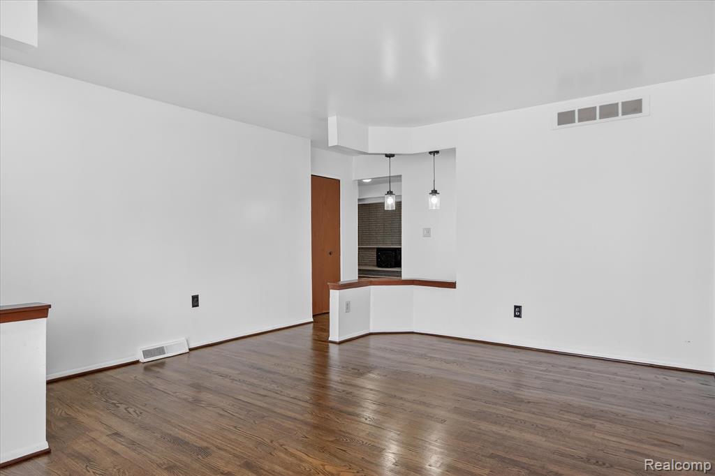 2995 Groves Drive Property Photo 4