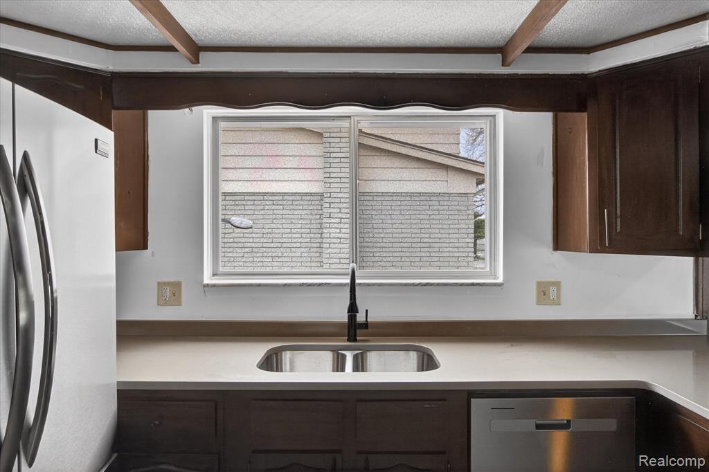 2995 Groves Drive Property Photo 12