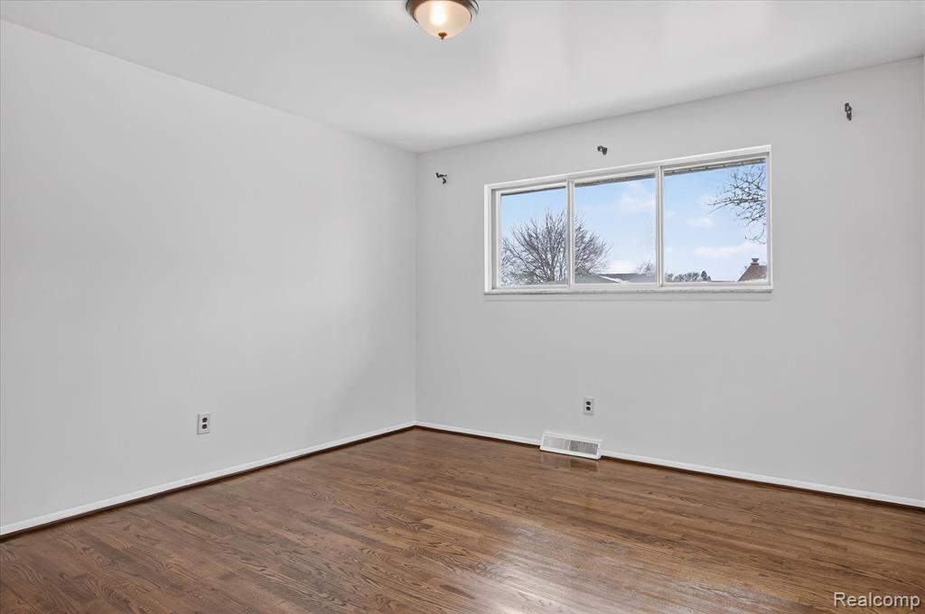 2995 Groves Drive Property Photo 16