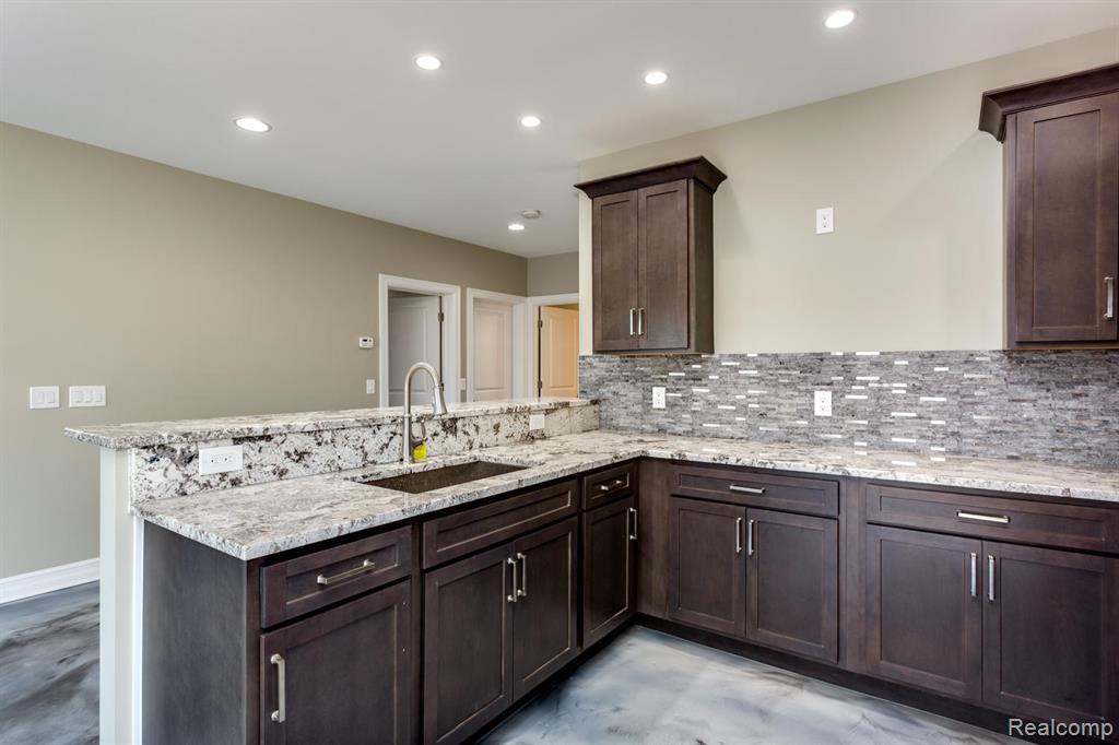 16637 Kings Fairway Lane Property Photo 4