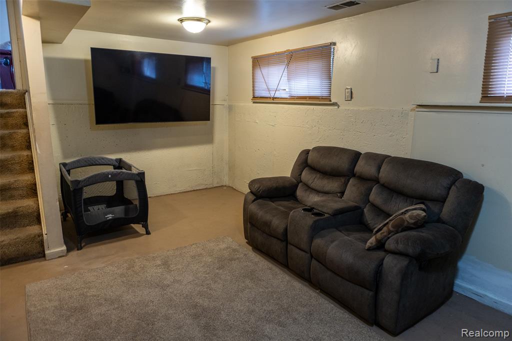 15167 Meadow Street Property Photo 9