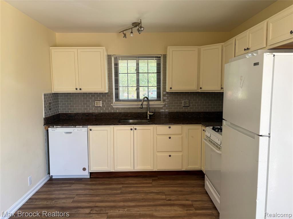 32047 Linderman Avenue Property Photo 4