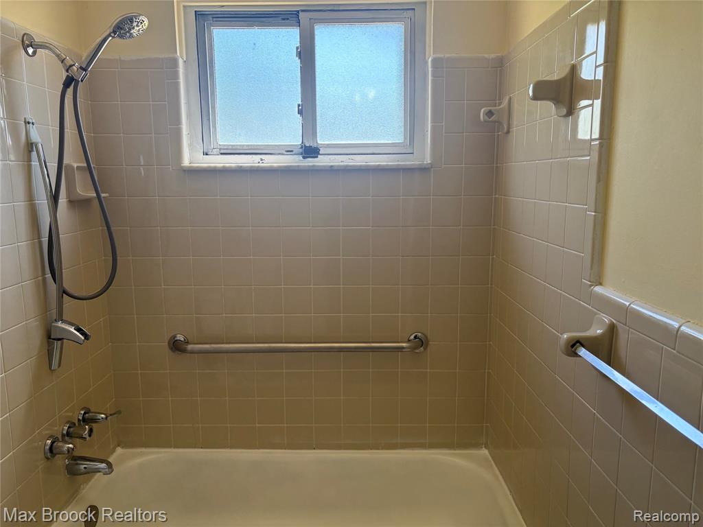 32047 Linderman Avenue Property Photo 9