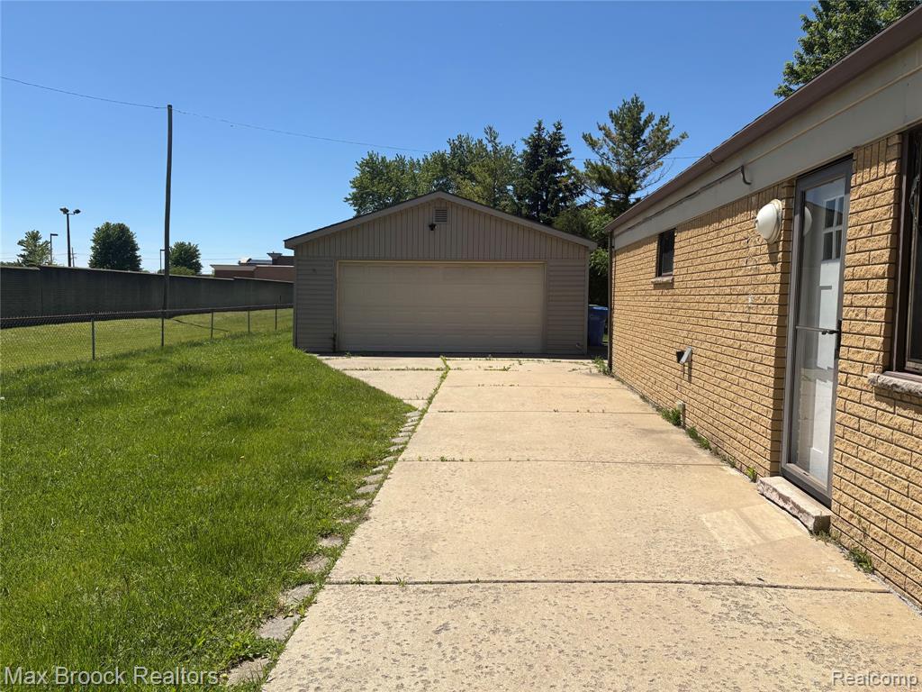 32047 Linderman Avenue Property Photo 12
