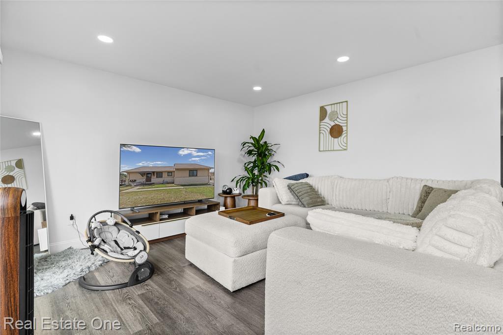13936 Harrington Drive Property Photo 8