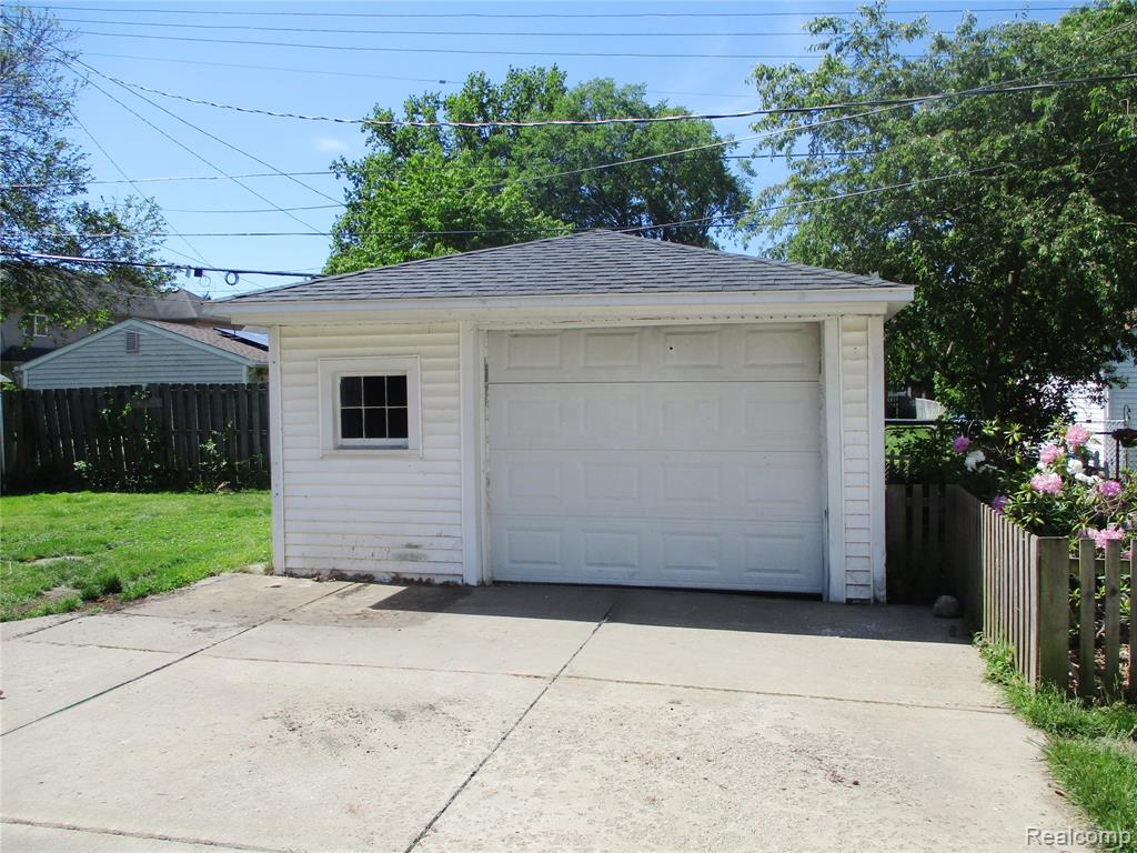 22434 Madison Street Property Photo 14