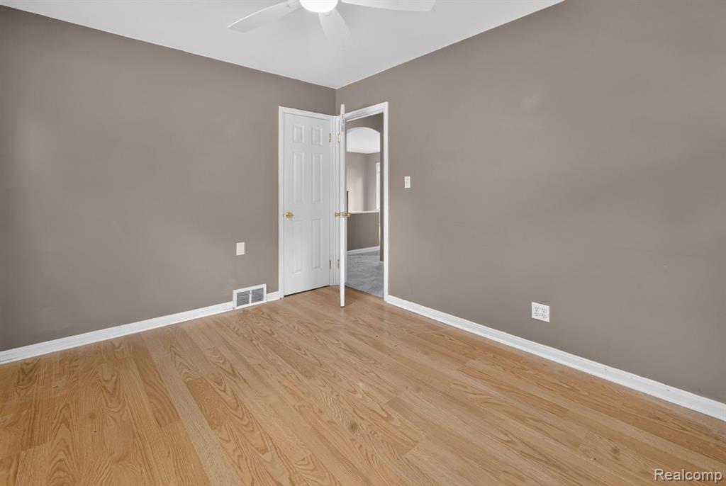 19498 Indian Property Photo 14