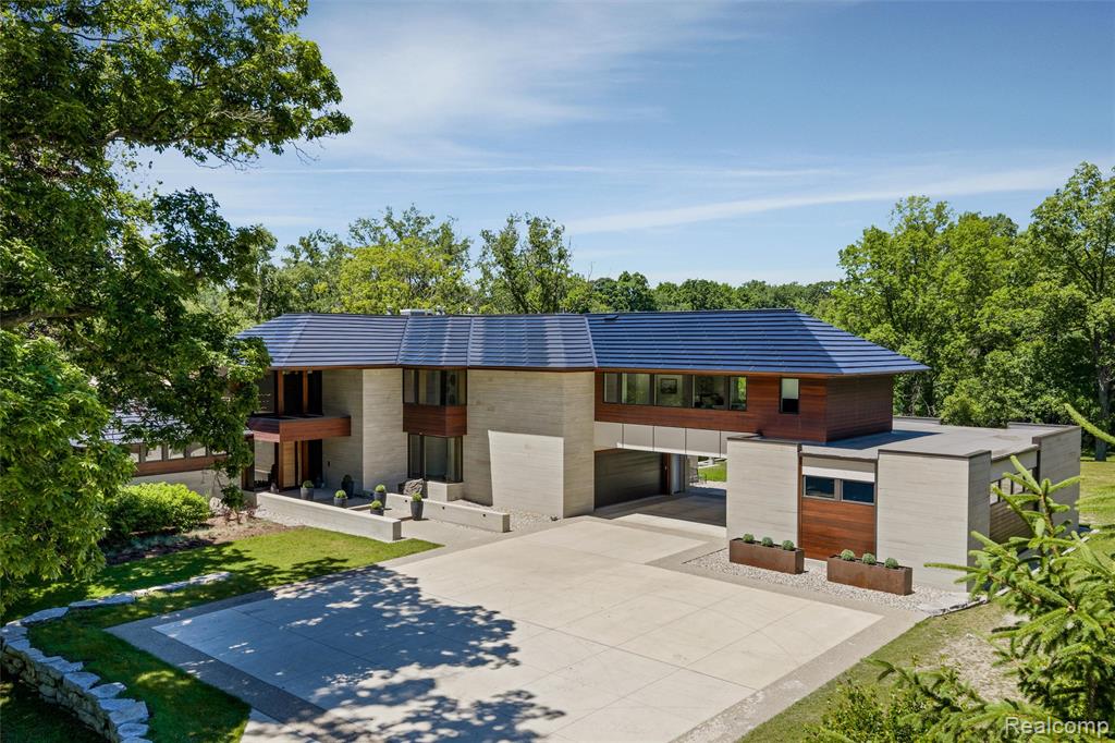 2700 Squirrel Road Property Photo 1