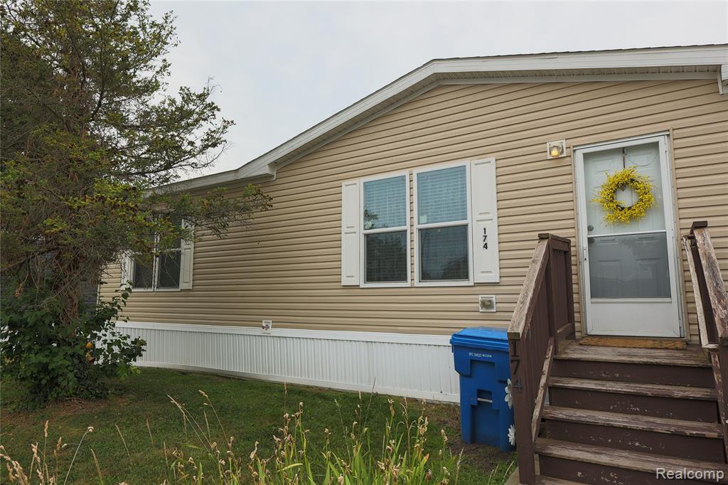 174 Suzanne Blvd Property Photo 1