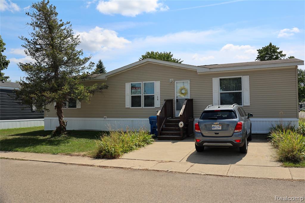 174 Suzanne Blvd Property Photo 1