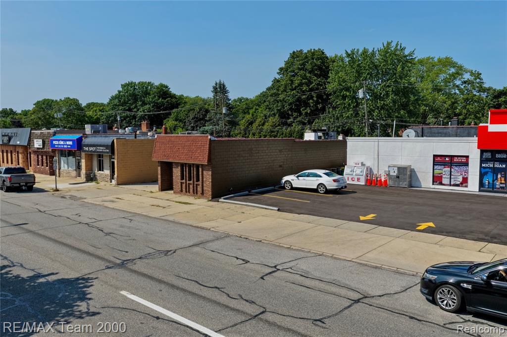 22087 Outer Drive Property Photo 4