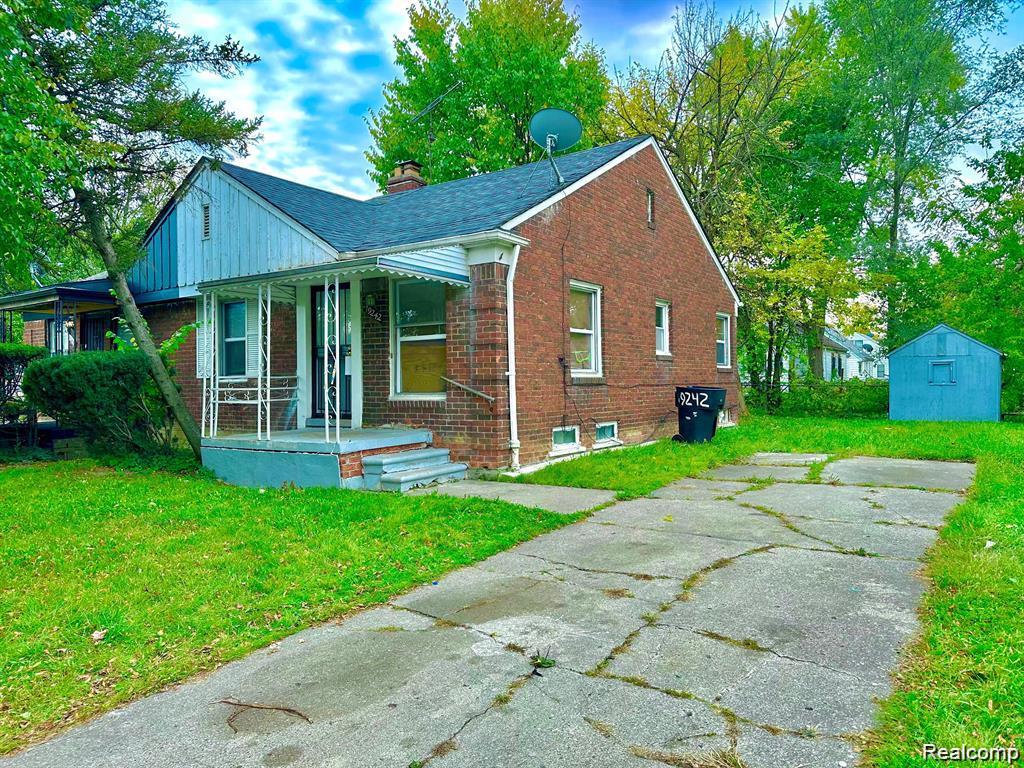 19242 Moross Road Property Photo 3