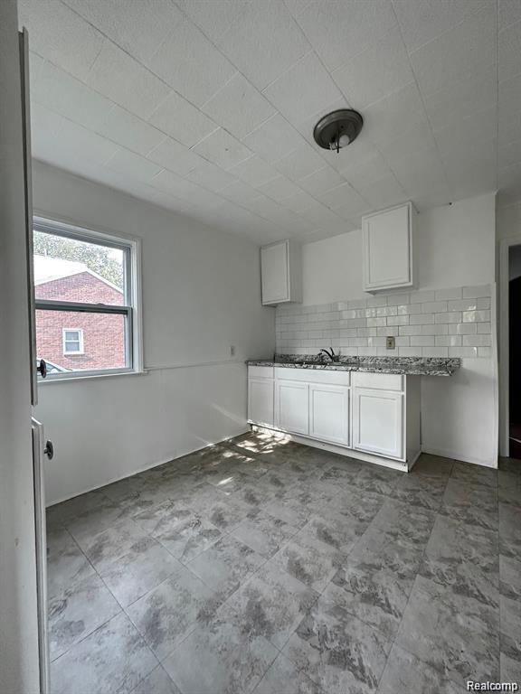 19242 Moross Road Property Photo 7