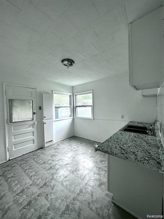 19242 Moross Road Property Photo 8