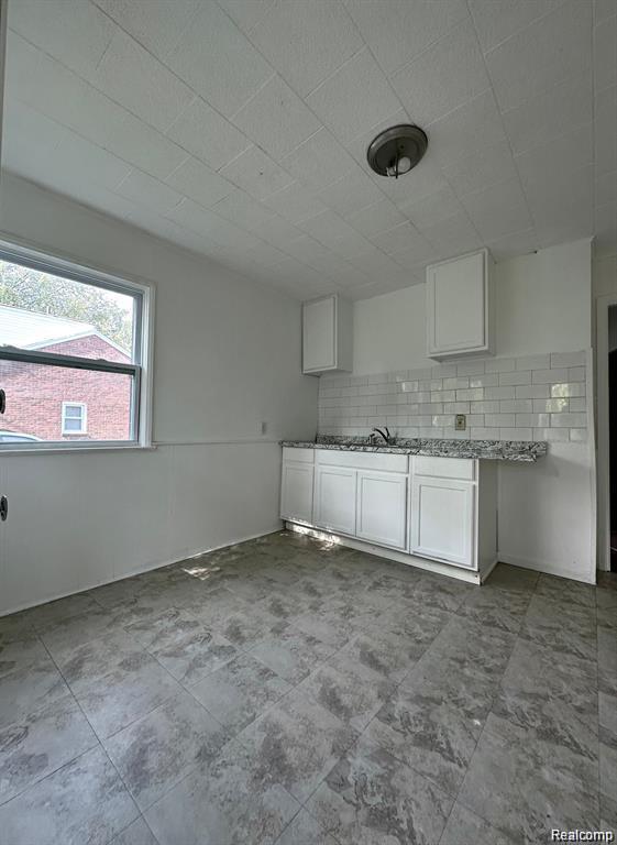19242 Moross Road Property Photo 9
