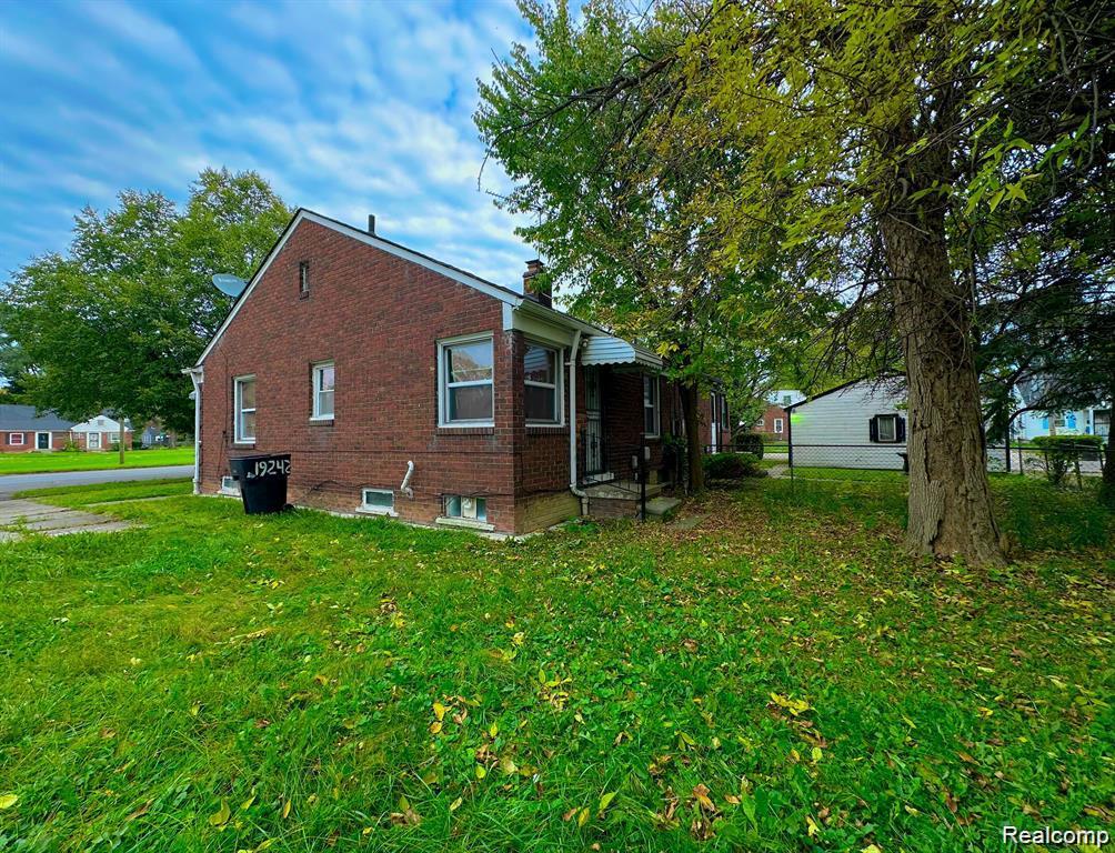19242 Moross Road Property Photo 21