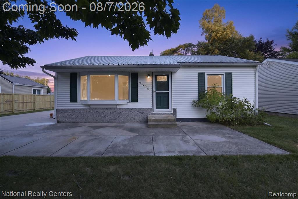 2390 E Clearview Drive Property Photo 1