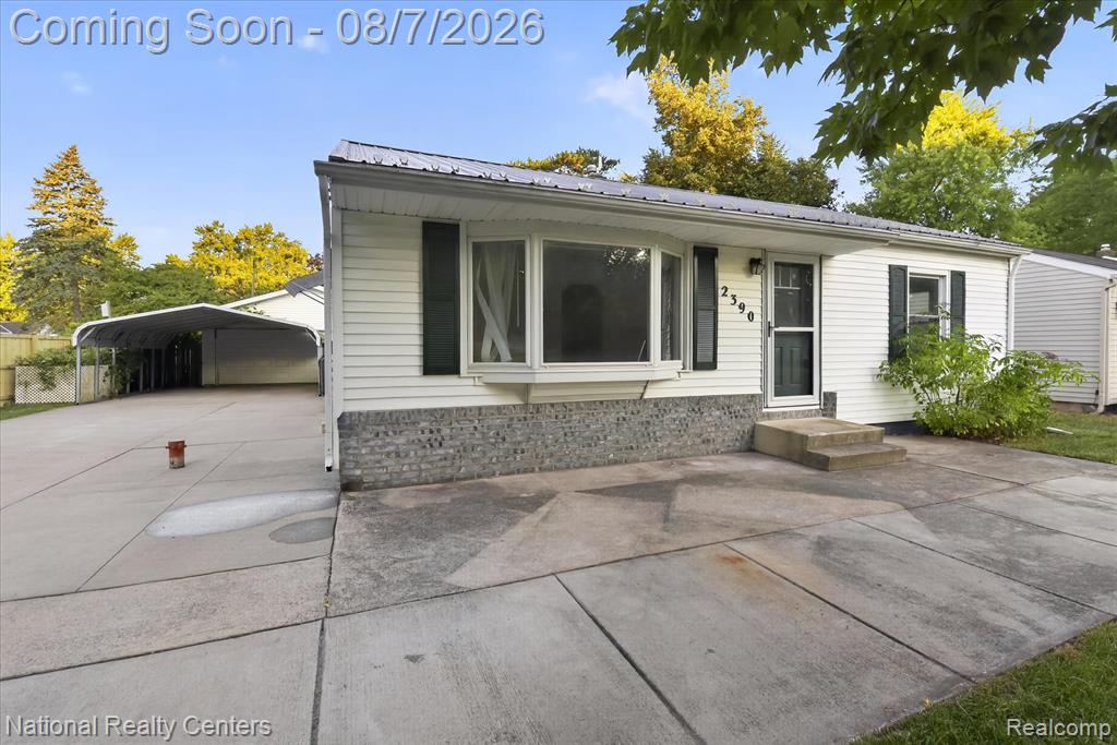 2390 E Clearview Drive Property Photo 4