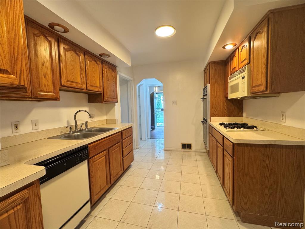 16757 Greenview Avenue Property Photo 16