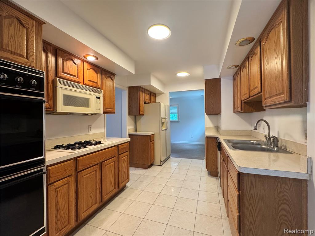 16757 Greenview Avenue Property Photo 18