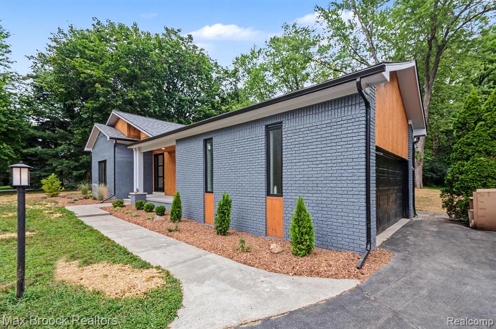 4570 Burnley Drive Property Photo 3