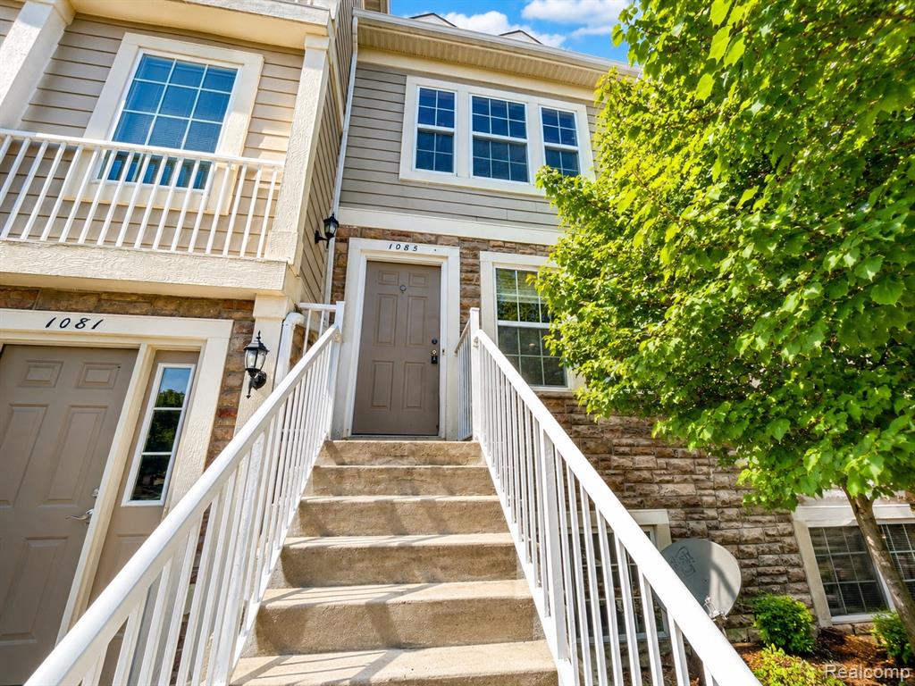 1085 Foxboro Property Photo 1