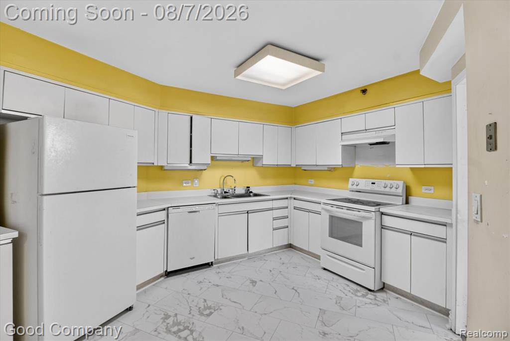 5000 Town Center Property Photo 9