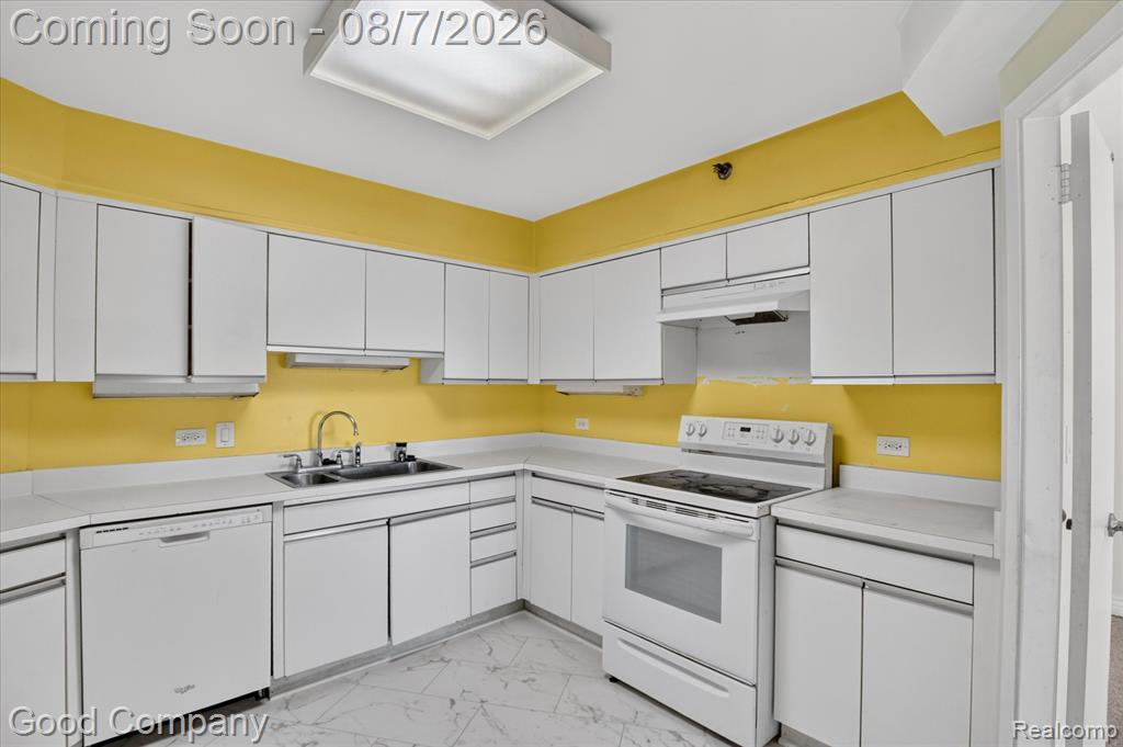 5000 Town Center Property Photo 11
