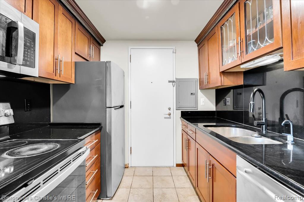 8200 E Jefferson Avenue Property Photo 20